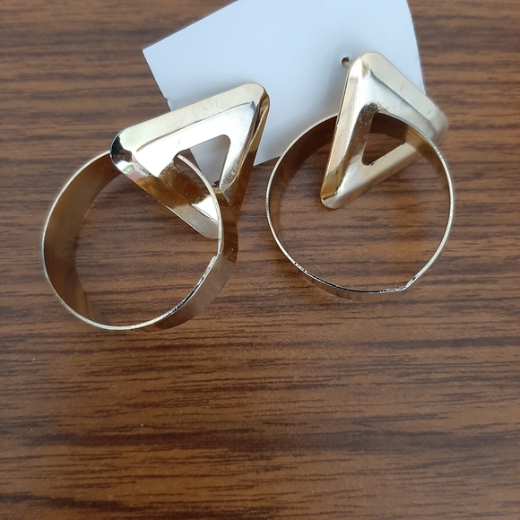 Elegant Gold Triangle Hoop Earrings - Picture 2 of 4